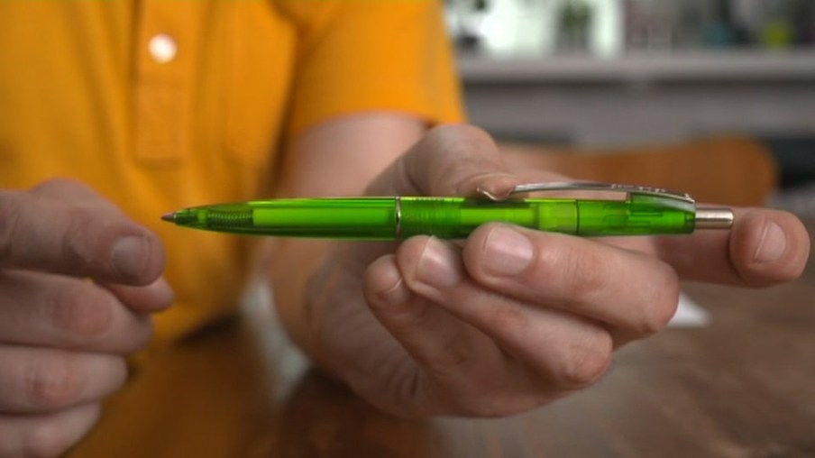 Raph hält einen grünen Kugelschreiber