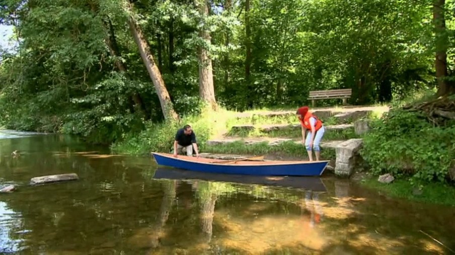 Heute öffnet uns ein Mann aus Ditzingen seine Tür für die Maus und zeigt uns, wie man in nur einem Tag ein Kanu selber bauen kann.