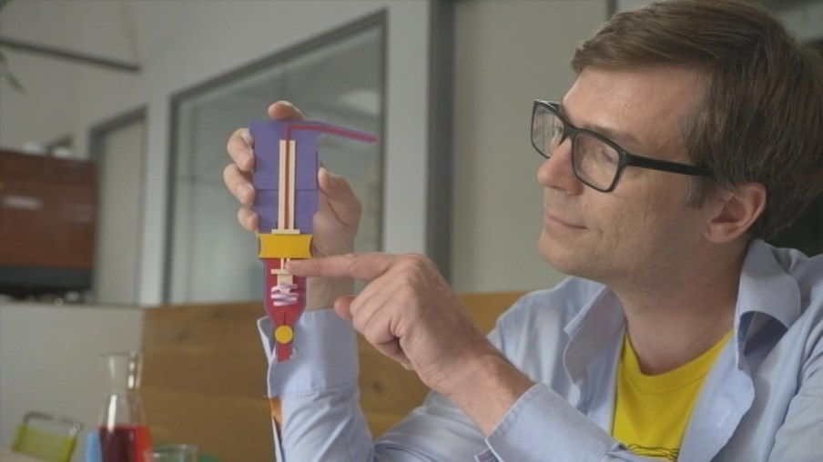 Ralph Caspers und ein Modell von einem Seifenspender