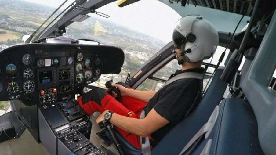 Mann in einem Hubschraubercockpit.