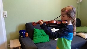 Charlotte mit Geige; Rechte: WDR