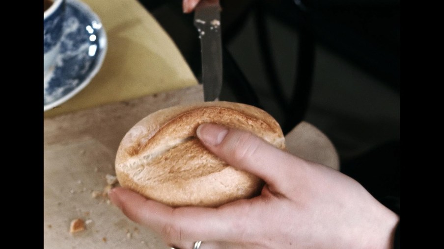 ein Brötchen wird aufgeschnitten