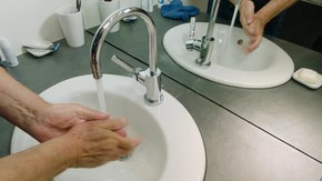 Armin wäscht sich die Hände; Rechte: WDR